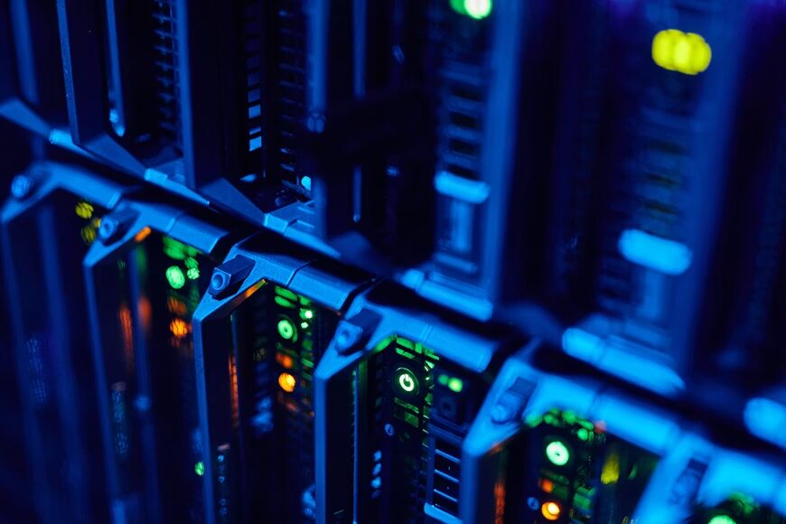 Game server region selection concept with multiple server locations and network infrastructure.